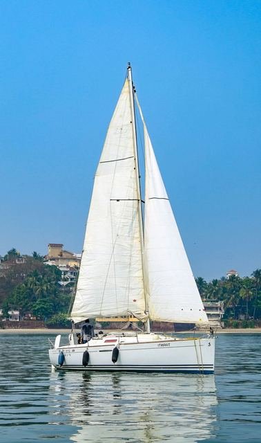 Cruiser sailboat for up to 8 guests